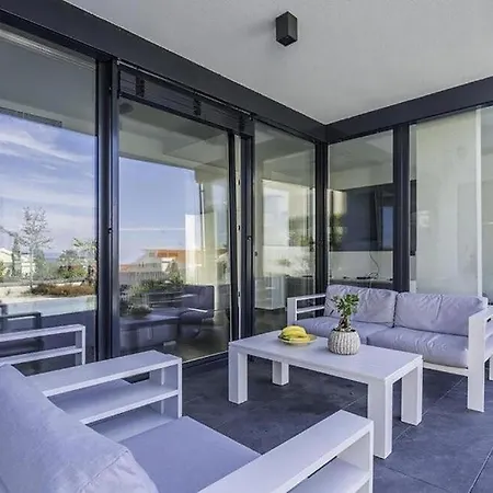 Anne By Guide Vila Vantacici